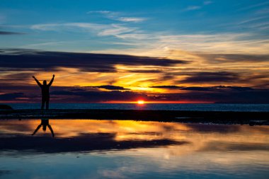 Günbatımında neşe sahnesi