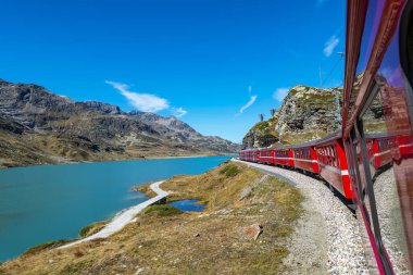 İsviçre Alplerinde Bernina 'nın kırmızı treni