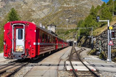 İsviçre Alplerinde Bernina 'nın kırmızı treni