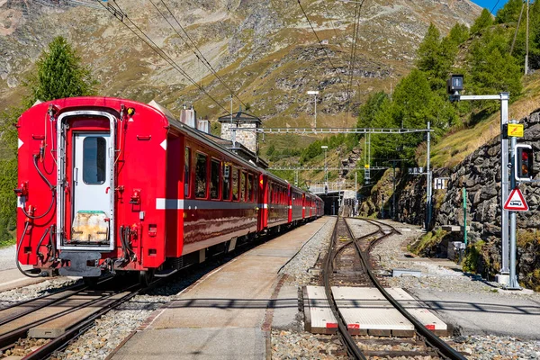 İsviçre Alplerinde Bernina 'nın kırmızı treni