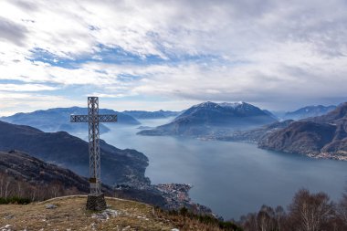Valsassina 'daki Camaggiore Alplerinden Como Gölü manzarası