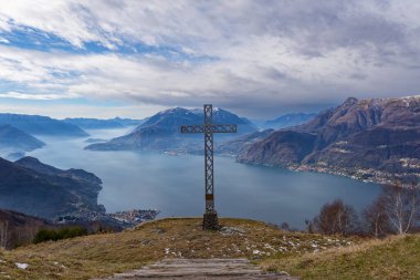 Valsassina 'daki Camaggiore Alplerinden Como Gölü manzarası