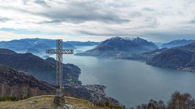 Valsassina 'daki Camaggiore Alplerinden Como Gölü manzarası