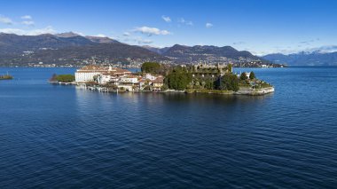 Maggiore Gölü 'ndeki Borromee adalarının havadan görünüşü