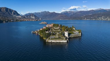 Maggiore Gölü 'ndeki Borromee adalarının havadan görünüşü