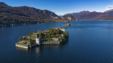 Maggiore Gölü 'ndeki Borromee adalarının havadan görünüşü