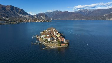 Maggiore Gölü 'ndeki Borromee adalarının havadan görünüşü