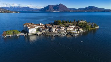 Maggiore Gölü 'ndeki Borromee adalarının havadan görünüşü