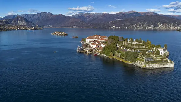 Maggiore Gölü 'ndeki Borromee adalarının havadan görünüşü