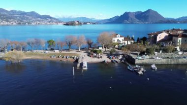 Maggiore Gölü 'ndeki Borromee adalarının havadan görünüşü