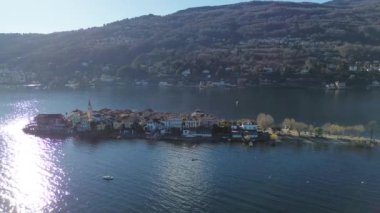 Maggiore Gölü 'ndeki Borromee adalarının havadan görünüşü