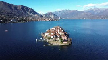 Maggiore Gölü 'ndeki Borromee adalarının havadan görünüşü
