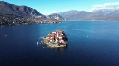 Maggiore Gölü 'ndeki Borromee adalarının havadan görünüşü