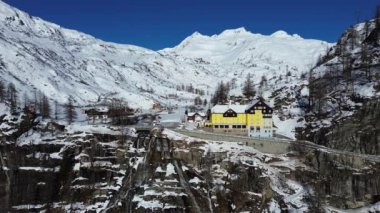 İtalyan Alplerinde Toce şelalesinin manzarası