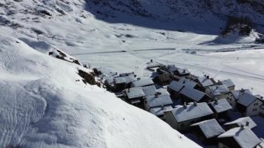 Formazza Vadisi 'ndeki Riale ovasının kış manzarası