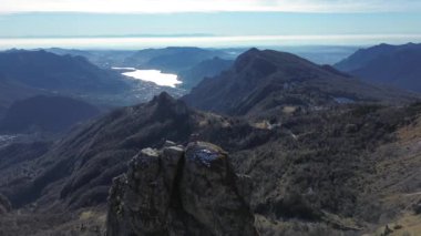Valsassina manzarası ve Valsassina Fiorini Kulesi 'nden Como Gölü manzarası