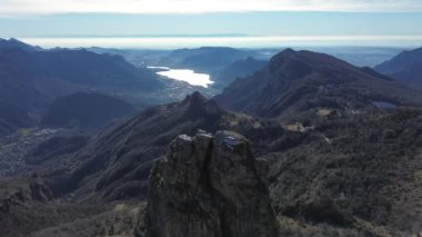Valsassina manzarası ve Valsassina Fiorini Kulesi 'nden Como Gölü manzarası