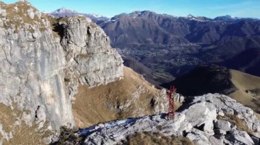 Valsassina manzarası ve Valsassina Fiorini Kulesi 'nden Como Gölü manzarası