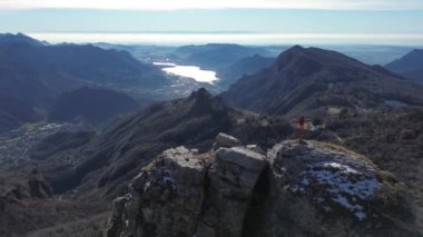 Valsassina manzarası ve Valsassina Fiorini Kulesi 'nden Como Gölü manzarası