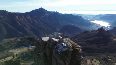Valsassina manzarası ve Valsassina Fiorini Kulesi 'nden Como Gölü manzarası