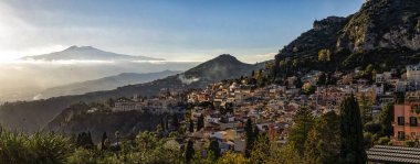 Sicilya 'nın Taormina kasabasında gün batımı