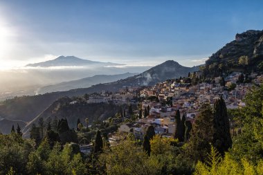 Sicilya 'nın Taormina kasabasında gün batımı