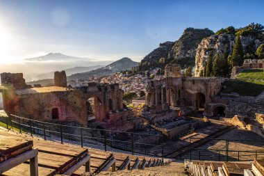 Taormina Roma tiyatrosunda gün batımı