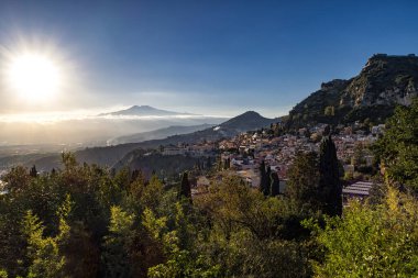 Sicilya 'nın Taormina kasabasında gün batımı