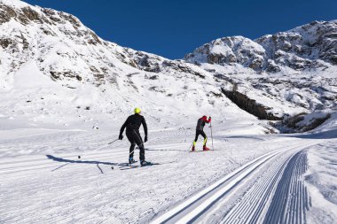 İtalyan Alplerinde Nordic kayak sahnesi