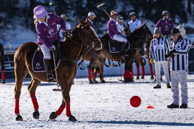 St. Moritz - 28 Ocak 2024: Snow Polo Dünya Kupası St.Moritz 2024 finallerinde oyun hareketleri ve ödül töreni