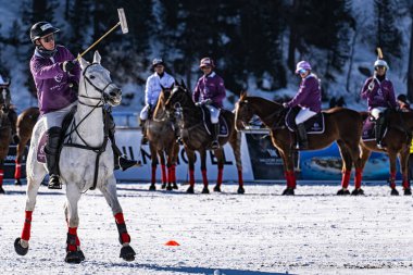 St. Moritz - 28 Ocak 2024: Snow Polo Dünya Kupası St.Moritz 2024 finallerinde oyun hareketleri ve ödül töreni