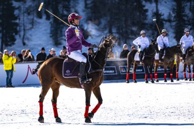 St. Moritz - 28 Ocak 2024: Snow Polo Dünya Kupası St.Moritz 2024 finallerinde oyun hareketleri ve ödül töreni