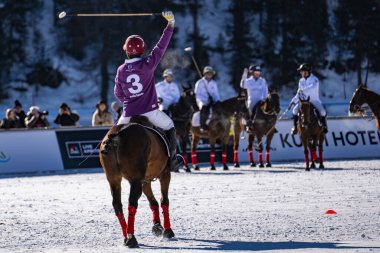 St. Moritz - 28 Ocak 2024: Snow Polo Dünya Kupası St.Moritz 2024 finallerinde oyun hareketleri ve ödül töreni