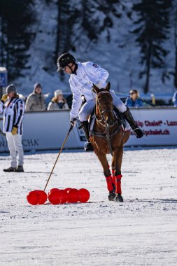 St. Moritz - 28 Ocak 2024: Snow Polo Dünya Kupası St.Moritz 2024 finallerinde oyun hareketleri ve ödül töreni