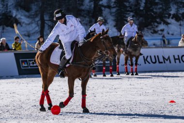 St. Moritz - 28 Ocak 2024: Snow Polo Dünya Kupası St.Moritz 2024 finallerinde oyun hareketleri ve ödül töreni
