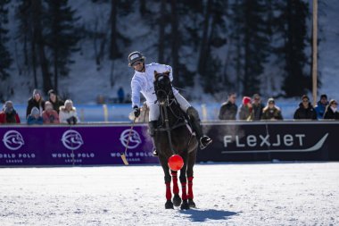 St. Moritz - 28 Ocak 2024: Snow Polo Dünya Kupası St.Moritz 2024 finallerinde oyun hareketleri ve ödül töreni