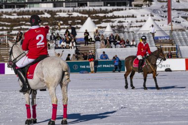 St. Moritz - 28 Ocak 2024: Snow Polo Dünya Kupası St.Moritz 2024 finallerinde oyun hareketleri ve ödül töreni