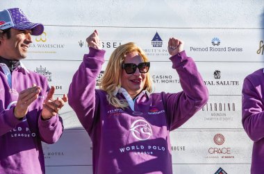 St. Moritz - 28 Ocak 2024: Snow Polo Dünya Kupası St.Moritz 2024 finallerinde oyun hareketleri ve ödül töreni