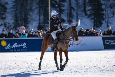 St. Moritz - 28 Ocak 2024: Snow Polo Dünya Kupası St.Moritz 2024 finallerinde oyun hareketleri ve ödül töreni