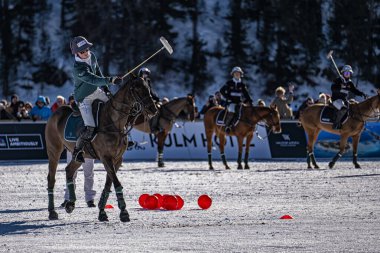 St. Moritz - 28 Ocak 2024: Snow Polo Dünya Kupası St.Moritz 2024 finallerinde oyun hareketleri ve ödül töreni