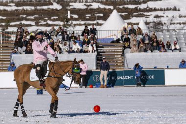 St. Moritz - 28 Ocak 2024: Snow Polo Dünya Kupası St.Moritz 2024 finallerinde oyun hareketleri ve ödül töreni