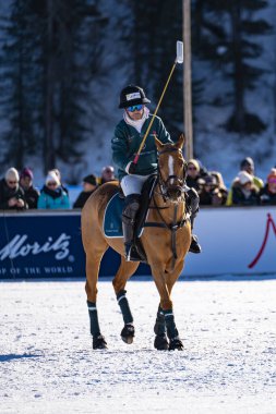 St. Moritz - 28 Ocak 2024: Snow Polo Dünya Kupası St.Moritz 2024 finallerinde oyun hareketleri ve ödül töreni