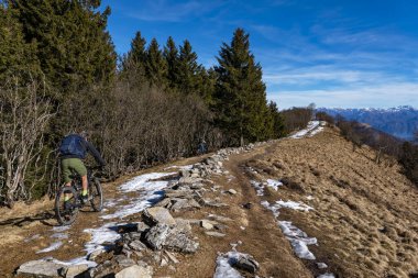 Alp dağlarında bisiklet sahnesi