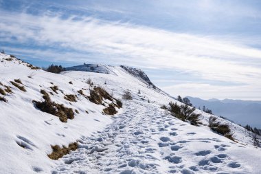 Valsassina Alplerinde karlı patika