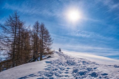 Valsassina Alplerinde karlı patika