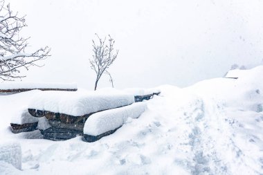 Alplerdeki bir piknik alanında kar yağışı