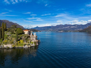 Como Gölü üzerindeki Villa Balbianello yarımadasının havadan görünüşü