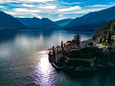 Como Gölü üzerindeki Villa Balbianello yarımadasının havadan görünüşü