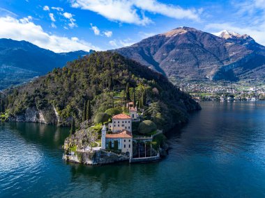 Como Gölü üzerindeki Villa Balbianello yarımadasının havadan görünüşü