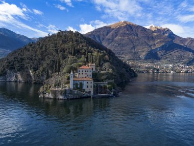 Como Gölü üzerindeki Villa Balbianello yarımadasının havadan görünüşü